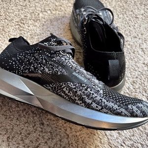 Brooks Women's Levitate 3 Size 8 Like New